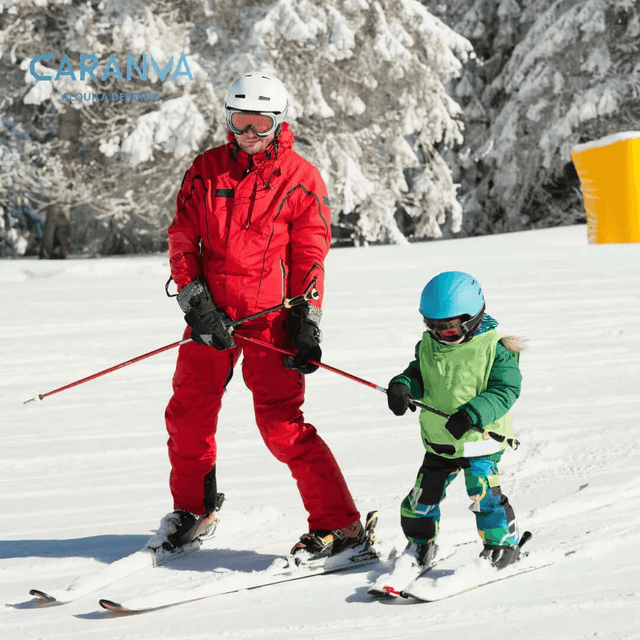 Enfant qui apprend à skier avec son moniteur