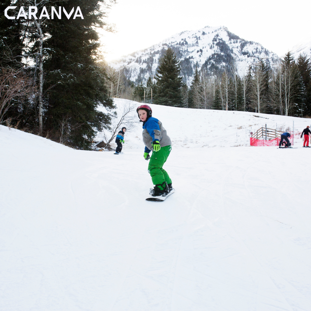 Descubre qué hacer en Sierra Nevada, desde deportes de invierno como esquí y snowboard, hasta rutas de senderismo y ciclismo. Planifica tu aventura con CaranvaSports. - CaranvaSports - 