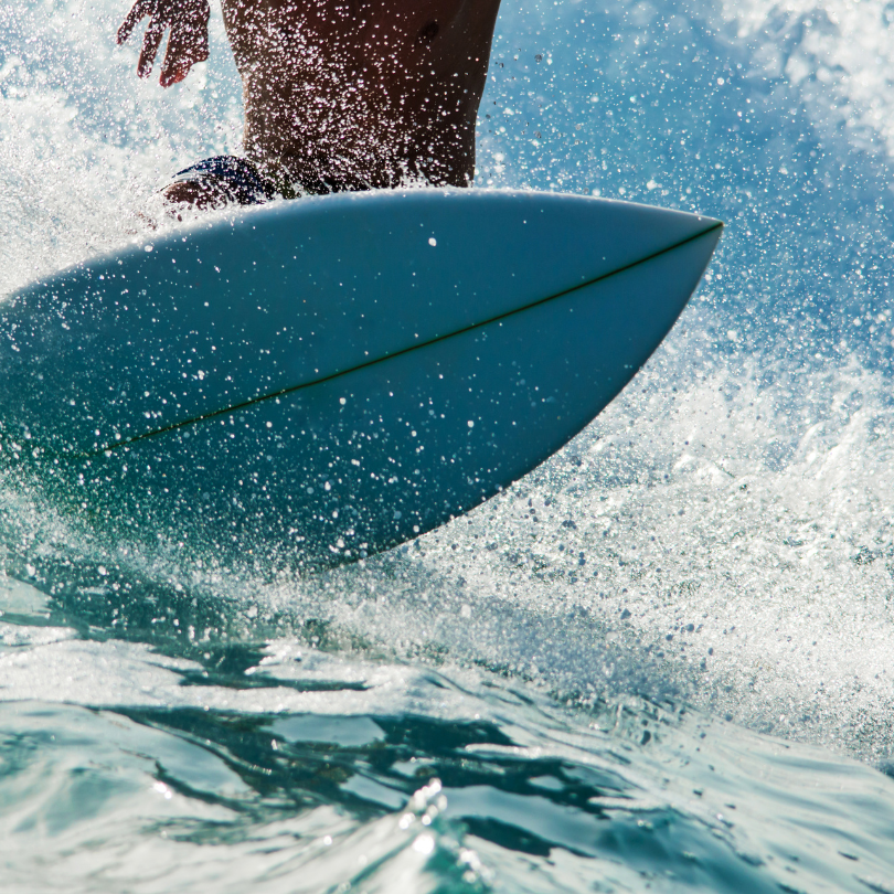Location de surf à Zarautz — Planche de surf, combinaison en néoprène et SUP
